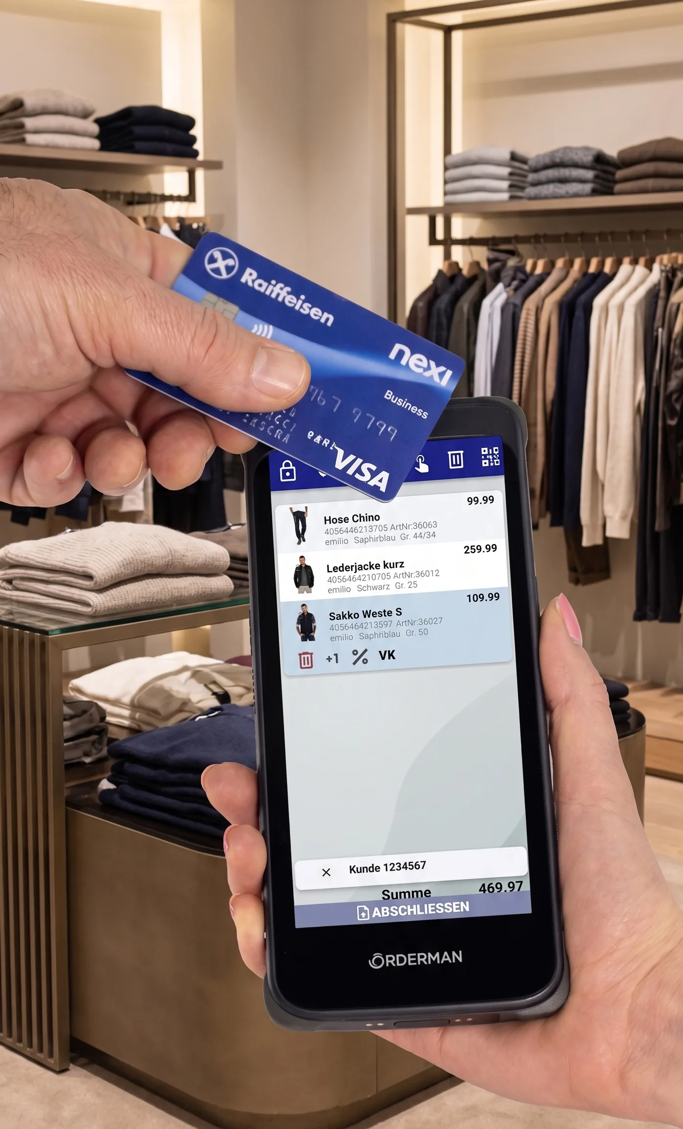 SUMWARE auf einem Handheld mit Visa-Karte für Tap-on-Device-Zahlung in einem Modegeschäft